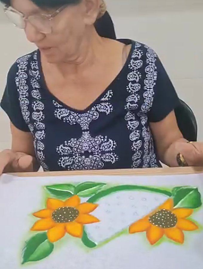 Pano pintado com girassóis