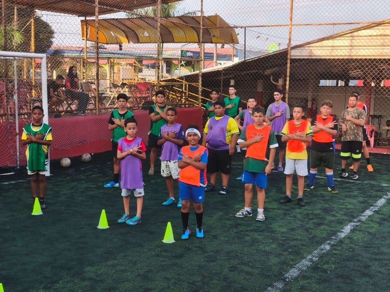 Crianças no treino de futebol society