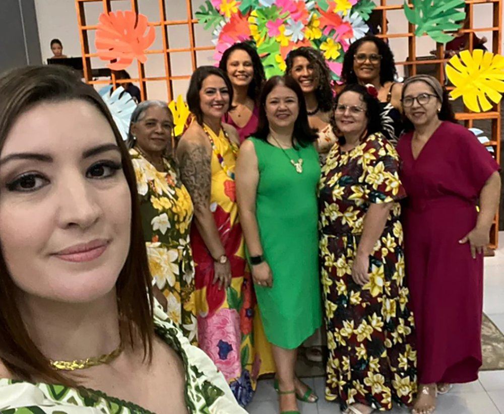 Selfie das Virtuosas em frente ao painel de flores