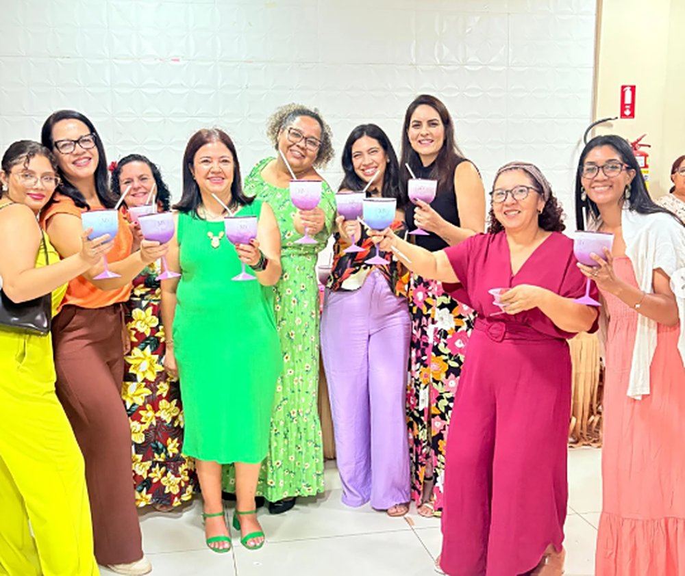 Virtuosas brindando com taças lilás