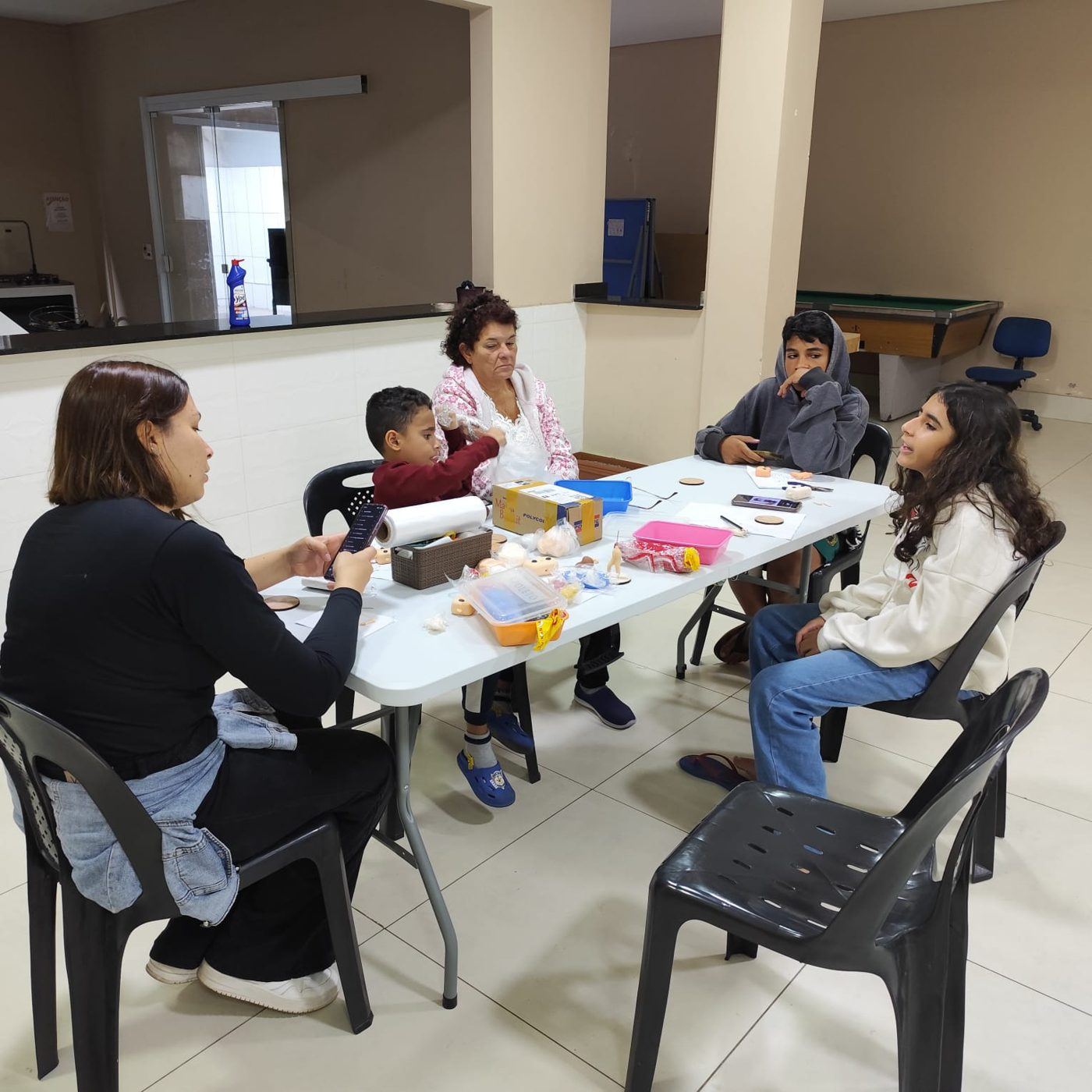 Aula de biscuit com crianças e adultos