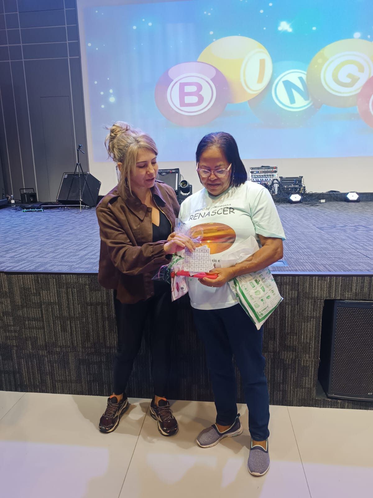 Entrega de prêmio no bingo