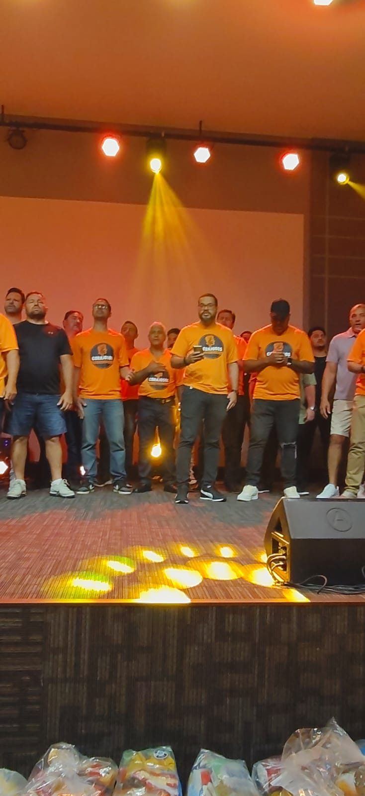 Corajosos reunidos no palco durante o culto