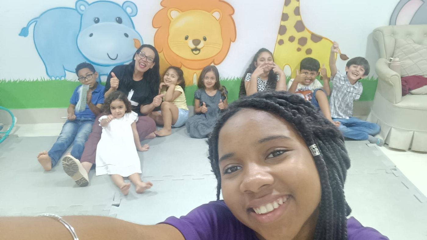 Selfie da equipe com as crianças na sala do Kids