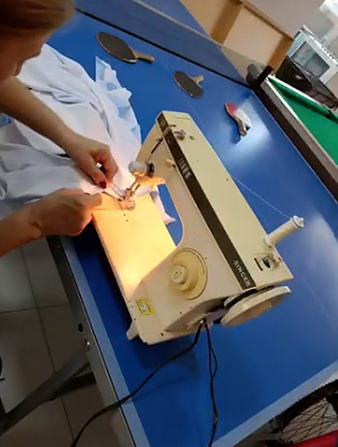 Participante costurando na máquina