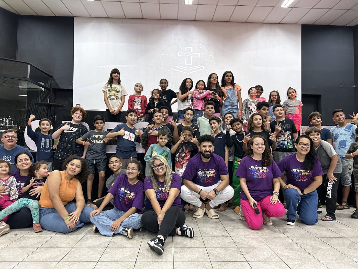 Crianças do IBABORÉ Kids com a equipe