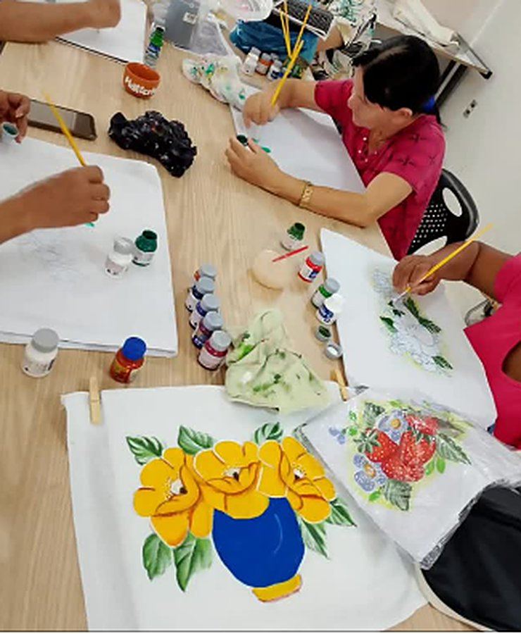 Pano de prato pintado com flores amarelas num vaso azul