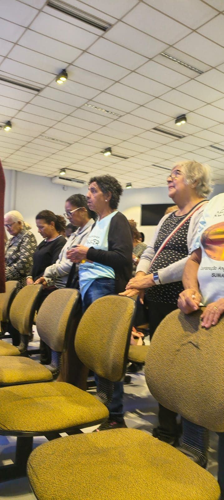 Irmã adorando com a mão levantada durante o louvor