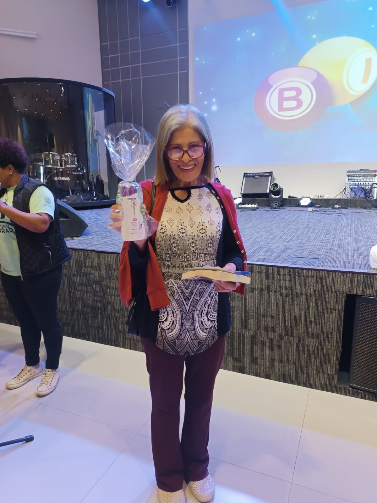 Irmã sorrindo com o brinde do bingo