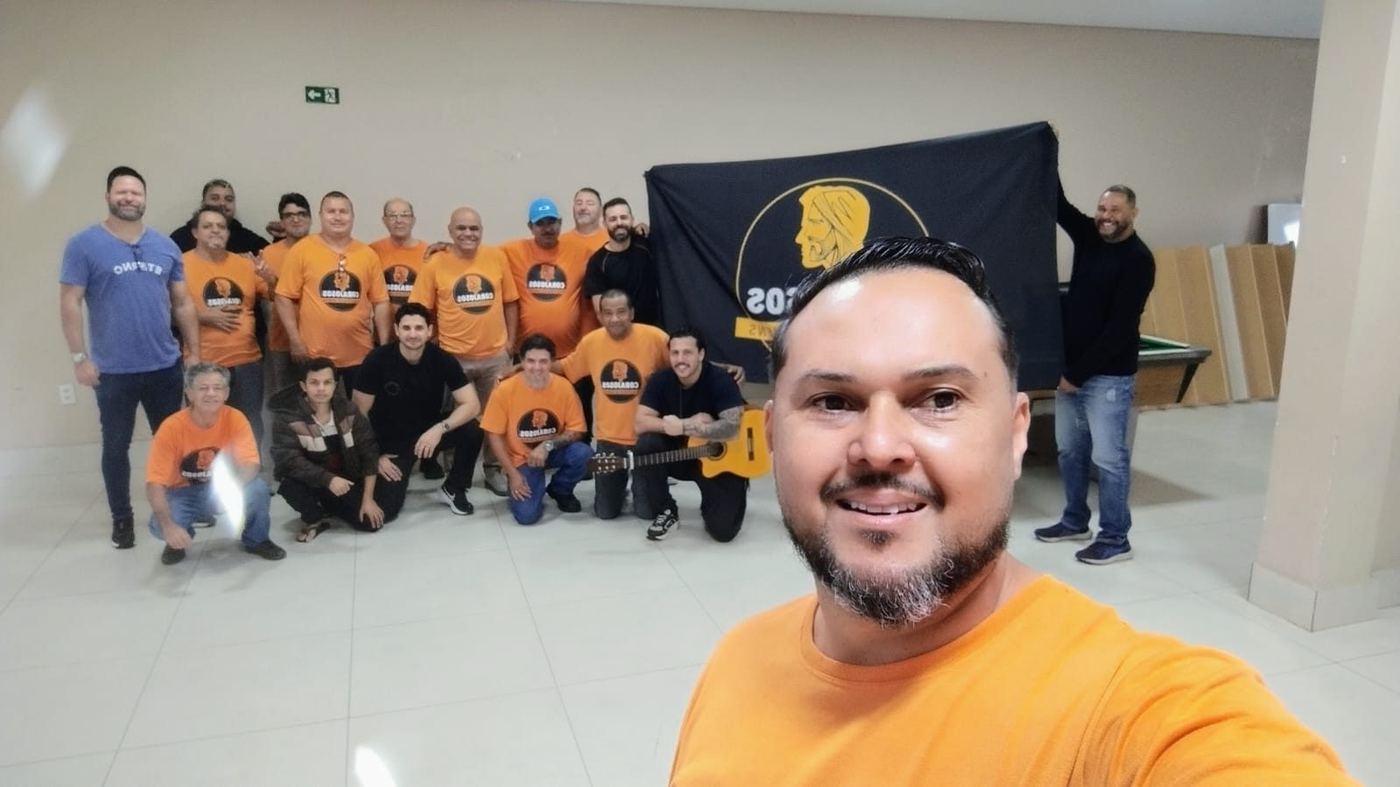 Encontro dos Corajosos com violão e bandeira