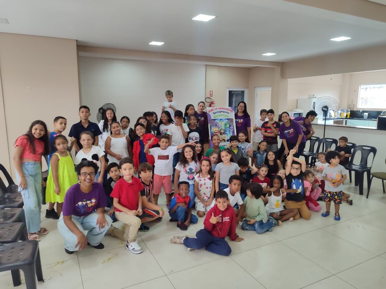 Grande grupo de crianças e professoras do Kids